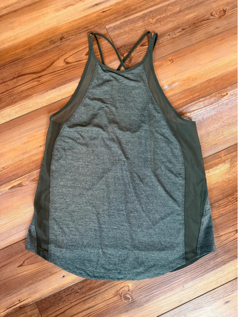 Lululemon tank top fits like 4 green color